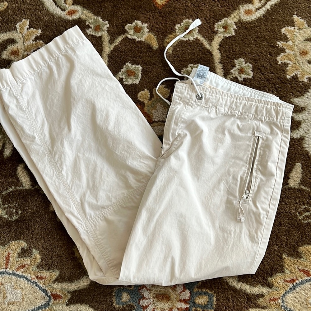 Gap size 14 cream colored women’s pants. Super comfortable! EUC